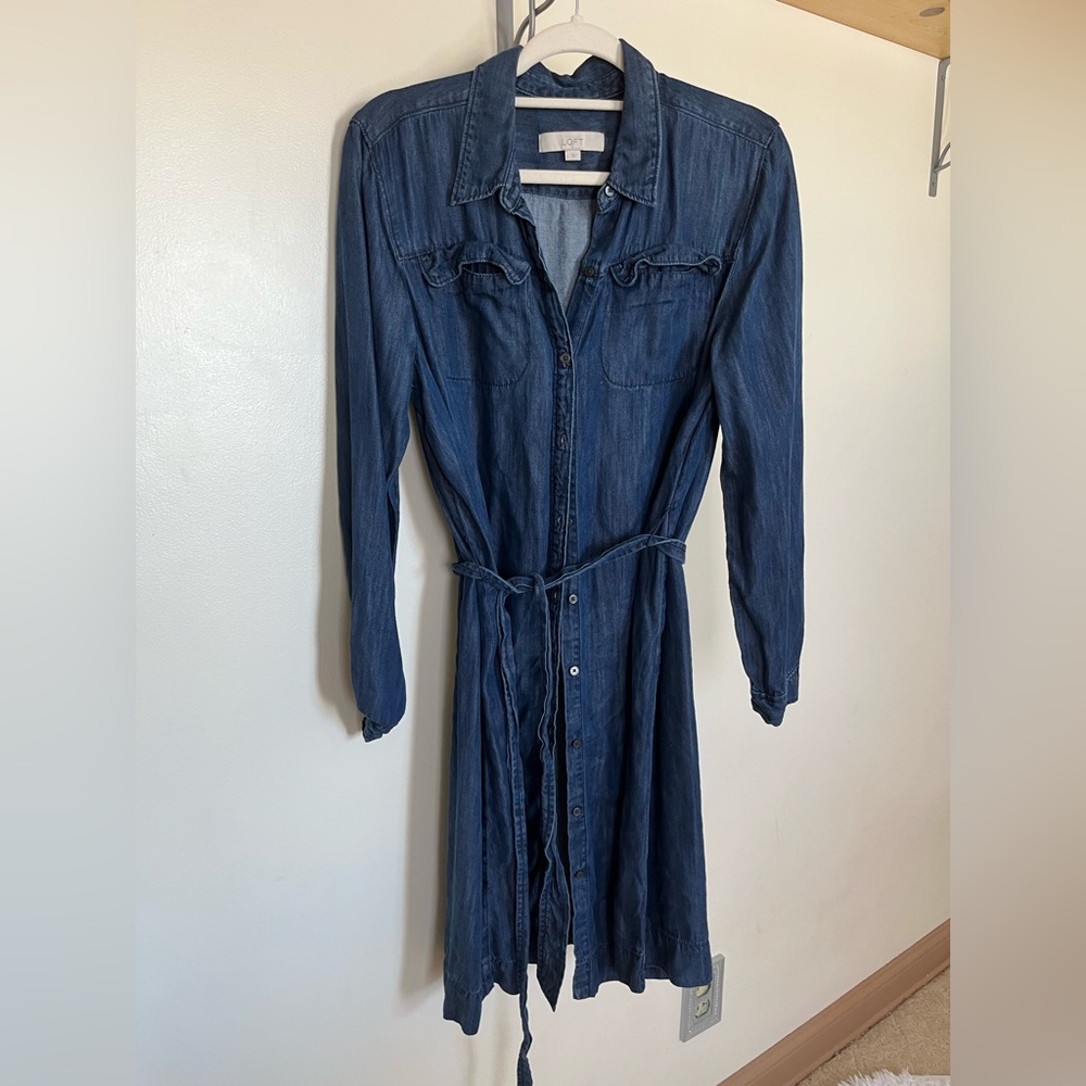 Lightweight denim dress with belt